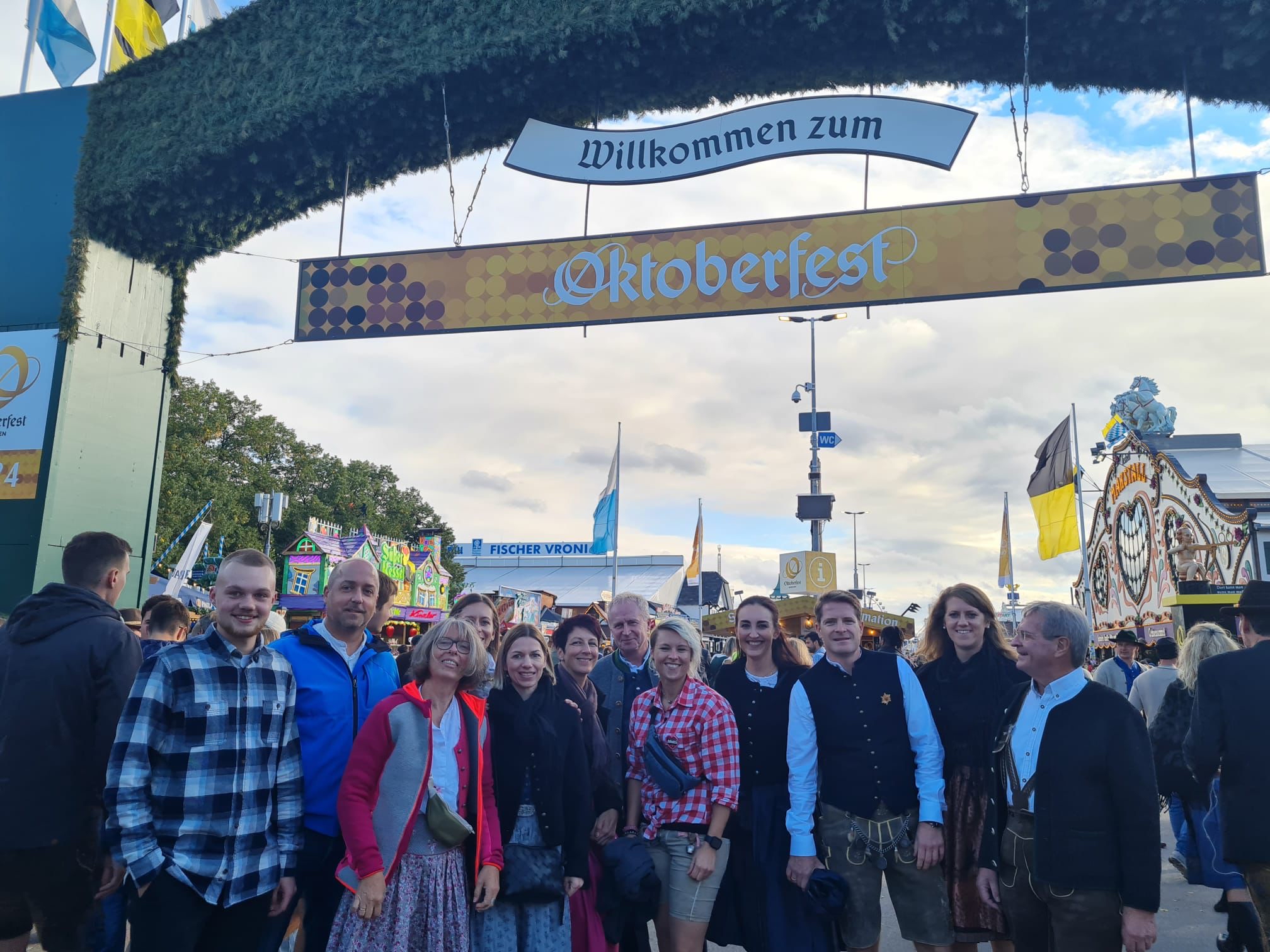 Gruppenfoto im Außenbereich, Menschenmenge bei einer Veranstaltung.