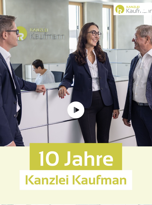 Mitarbeitende im Büro, darüber Text: „10 Jahre Kanzlei Kaufmann“.