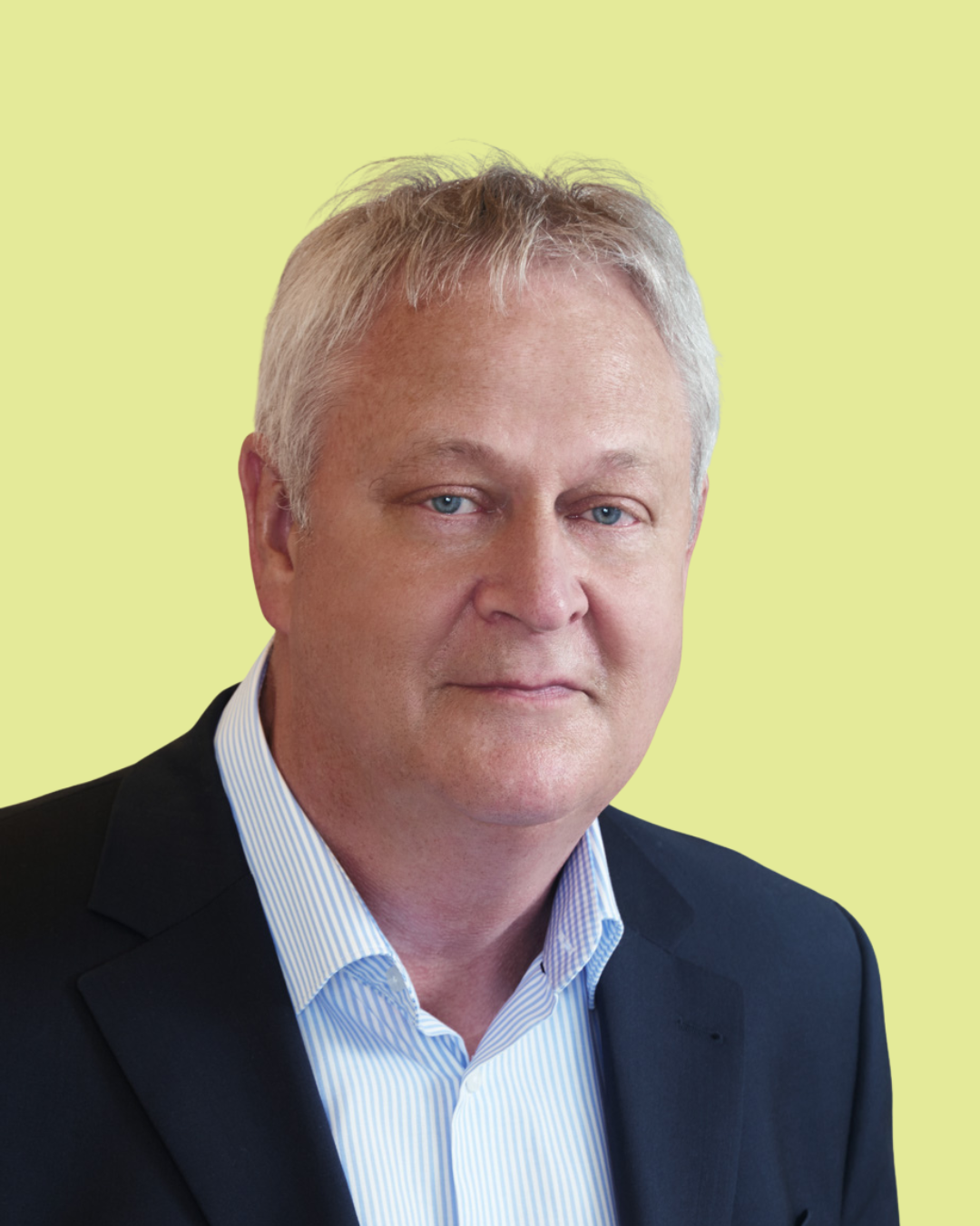 Porträt eines Mannes im Anzug vor grünem Hintergrund.