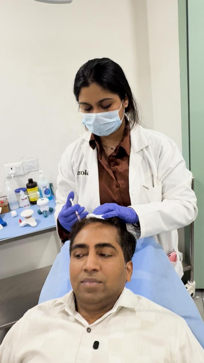 Evoke doctor performing a GFC scalp treatment