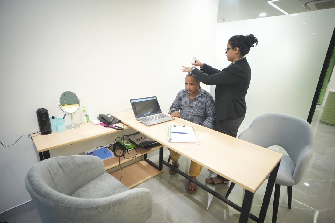 Evoke specialist performing a digital scalp analysis during a patient consultation