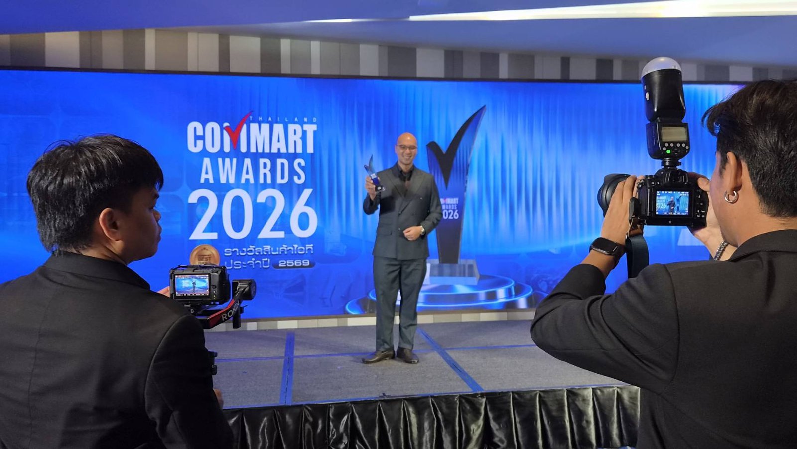 Press photographers capture ERGONOZ on the Commart Awards 2026 stage