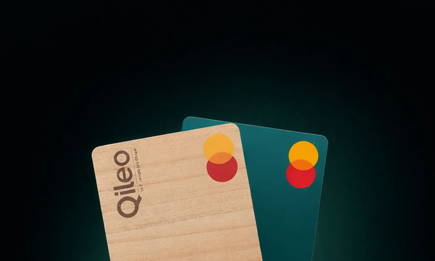 Deux cartes de crédit Mastercard, l'une en bois clair avec le logo Qileo et l'autre en vert foncé.