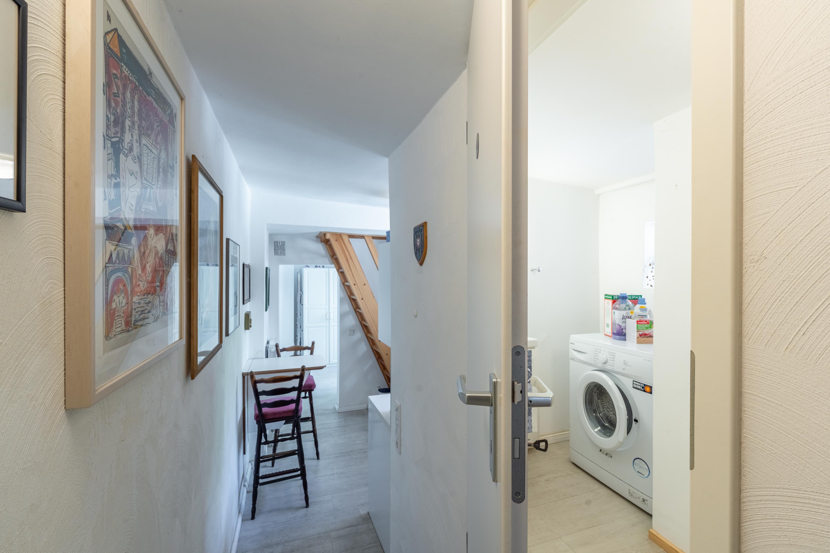 Heller Gewerbefläche mit großer Fensterfront