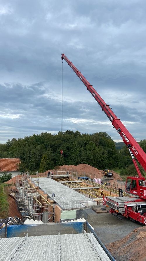 Montaż płyt żelbetonowych w budynku | GRbud