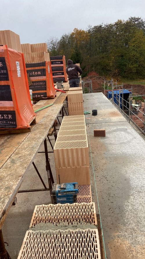 Murowanie ścian w budynku jednorodzinnym, zdjęcia z innej strony | GRbud