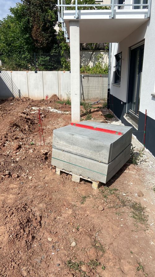 Początek robót z kostką brukową, układania obrzeży | GRbud