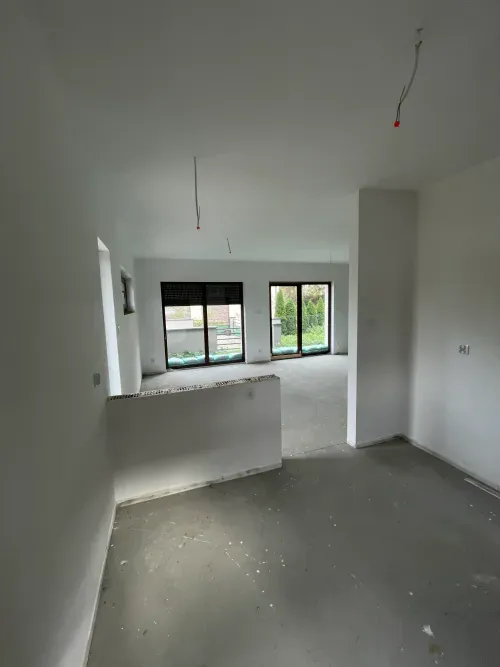 Okna w nowym budynku z montażem GRbud