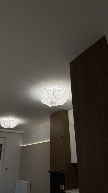 Zdjencia realizowanego projektu wykończeniowego | Salon z aneksem kuchennym, i szarą sofą