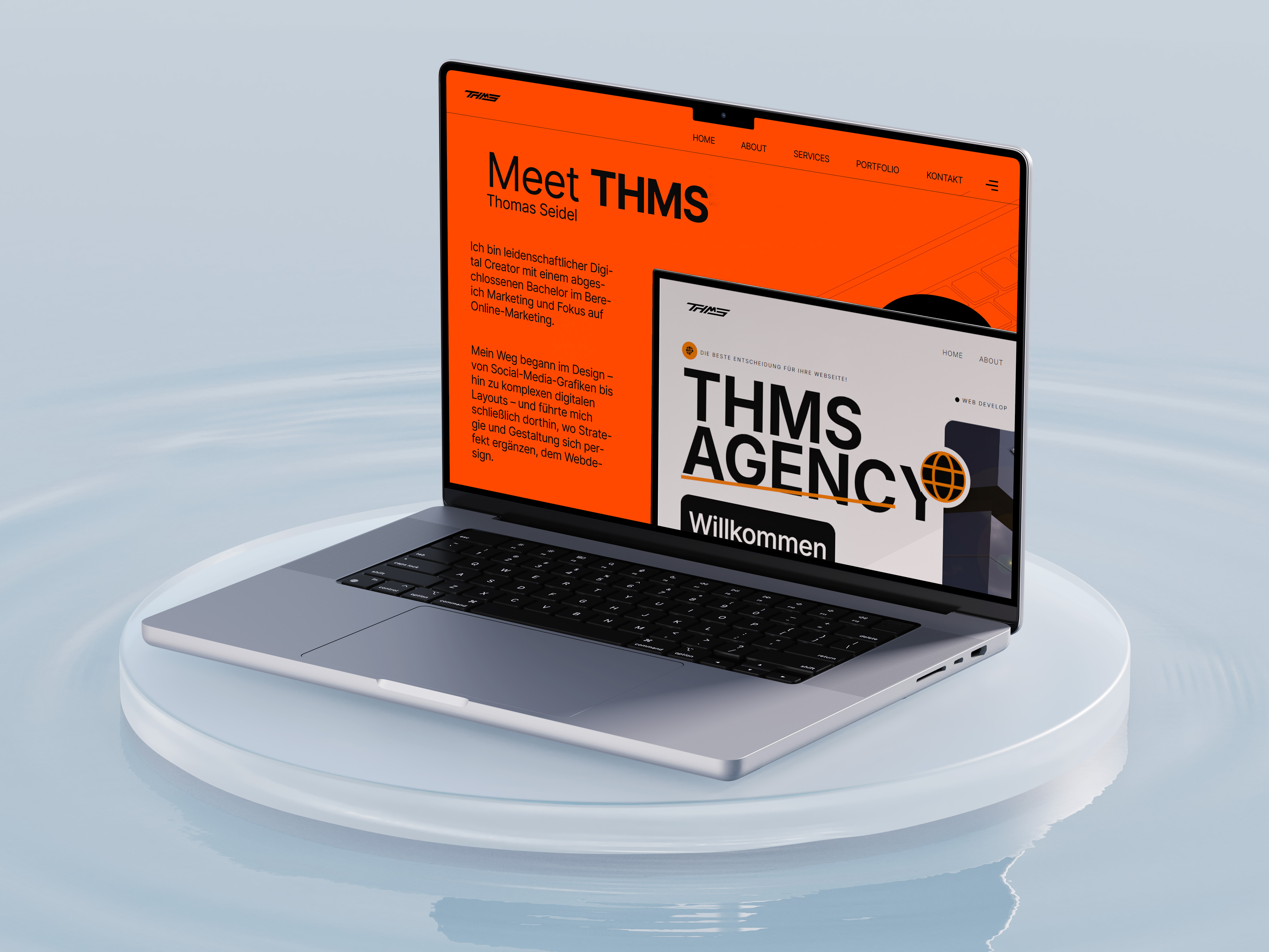 Aufgeklappter MacBook mit „Meet THMS – Thomas Seidel“-Screen und persönlichen Infos auf der Webseite.