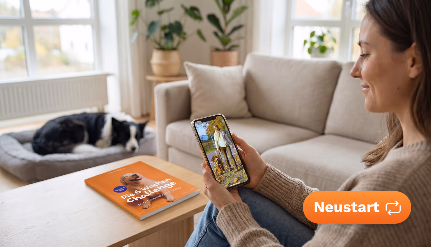 Frau auf dem Sofa mit Handy, Hund im Hundebett – 6-Wochen-Challenge von Hundetraining.de