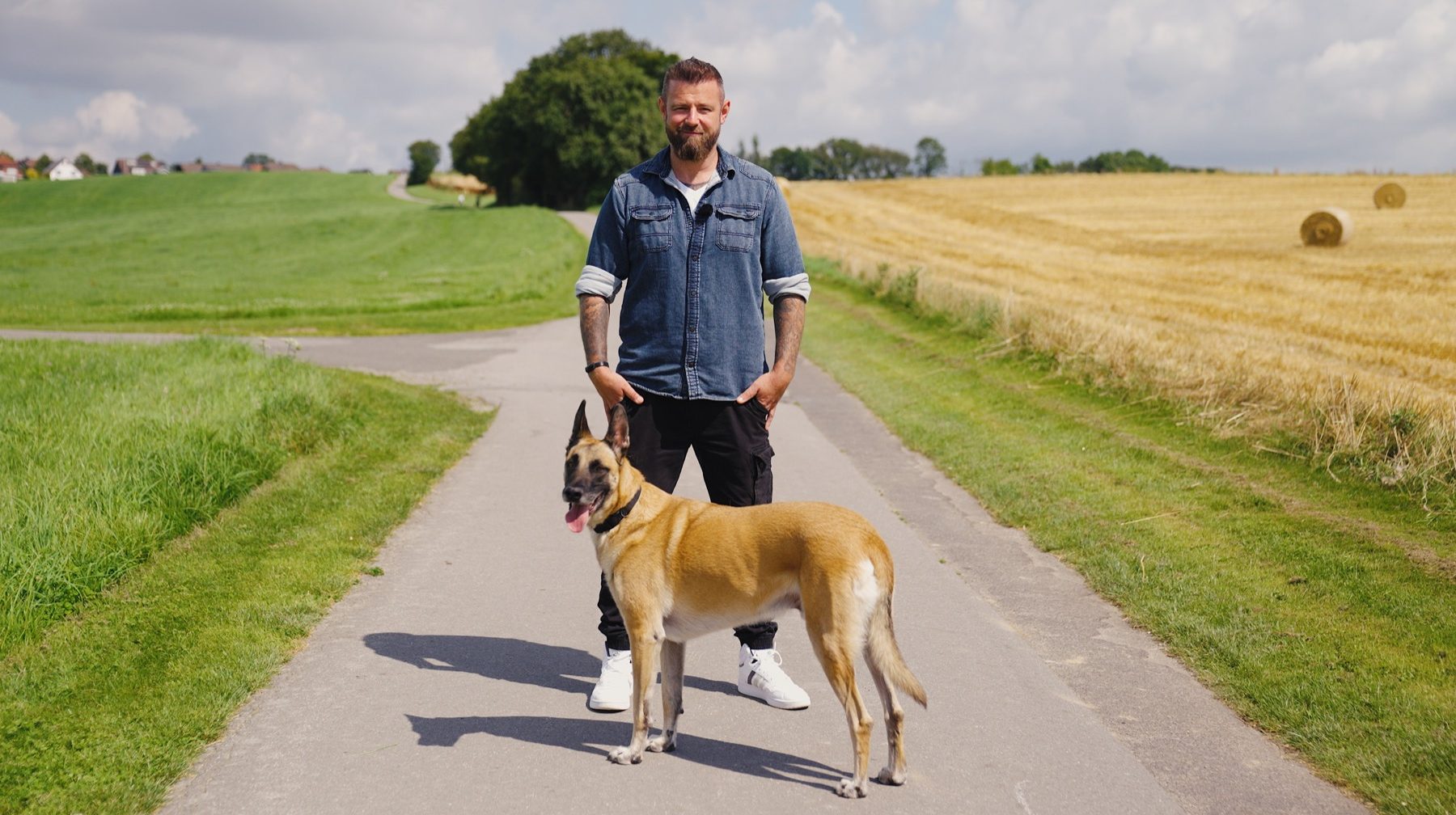 André Vogt mit seinem Hund auf einem Feldweg