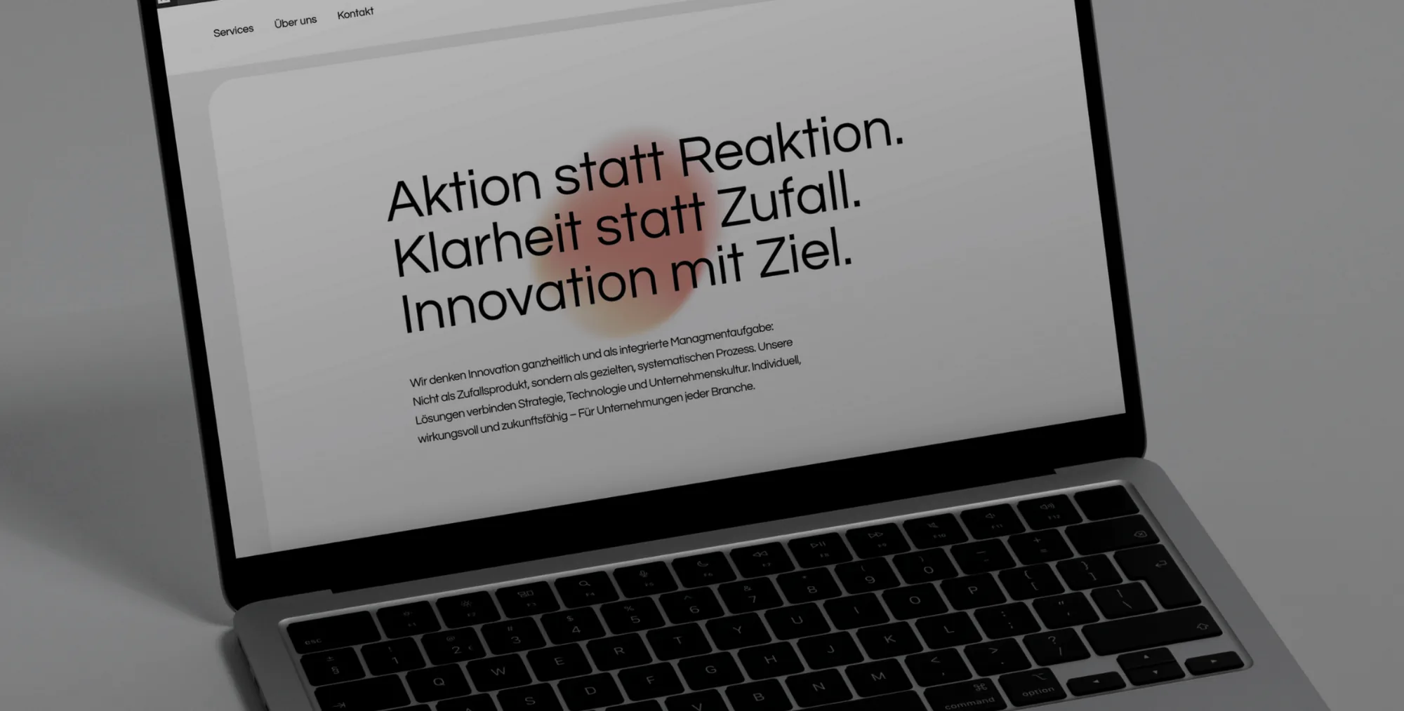 ZILTI Consulting – Webseite auf dem Laptop mit dem Claim «Aktion statt Reaktion»