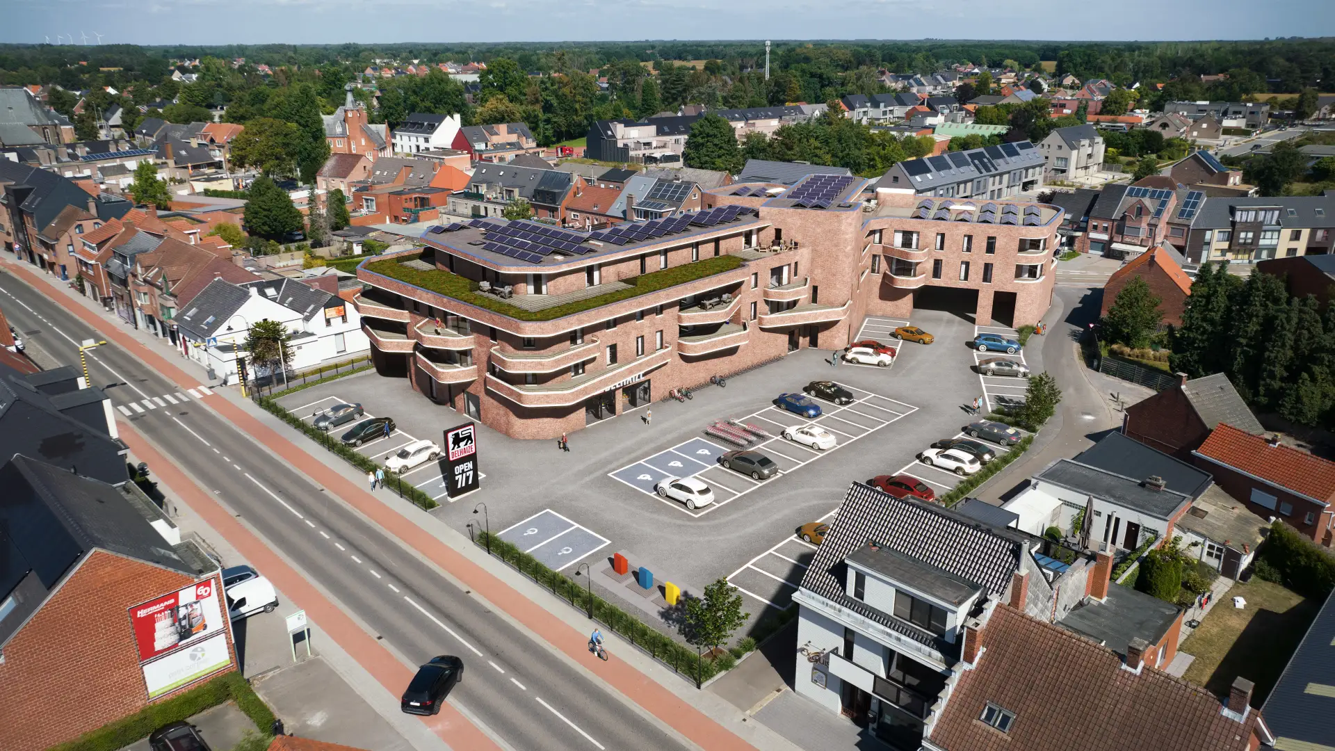 Luchtfoto van een Delhaize-supermarkt met zonnepanelen op het dak en omliggende parkeerplaatsen in een woonwijk.