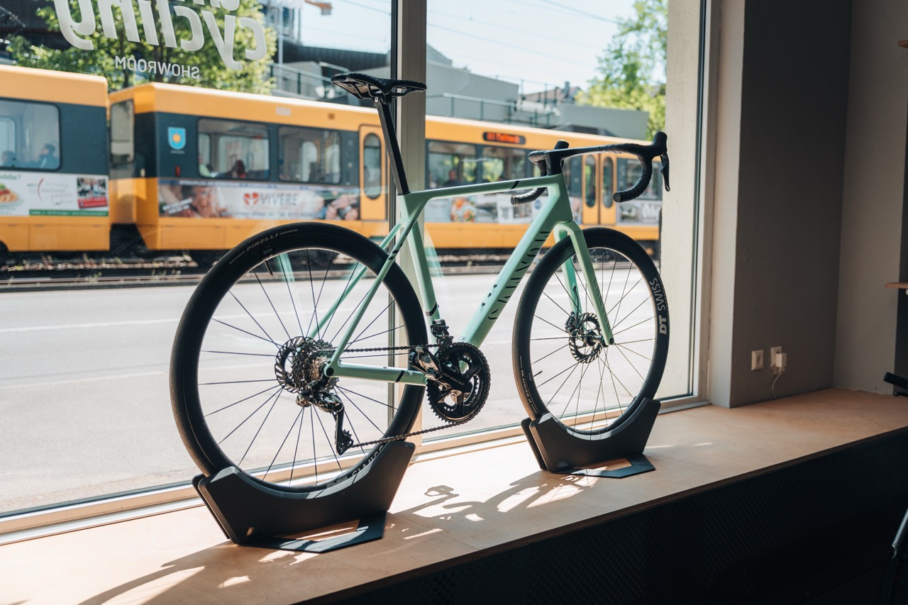 Mintgrünes Canyon Rennrad im alf cycling Showroom in Stuttgart