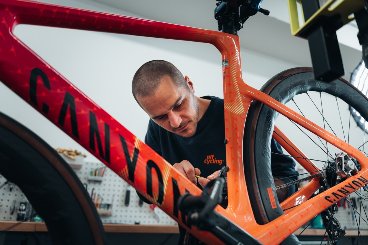 Mechaniker in der alf cycling Allbrands Werkstatt West in Stuttgart