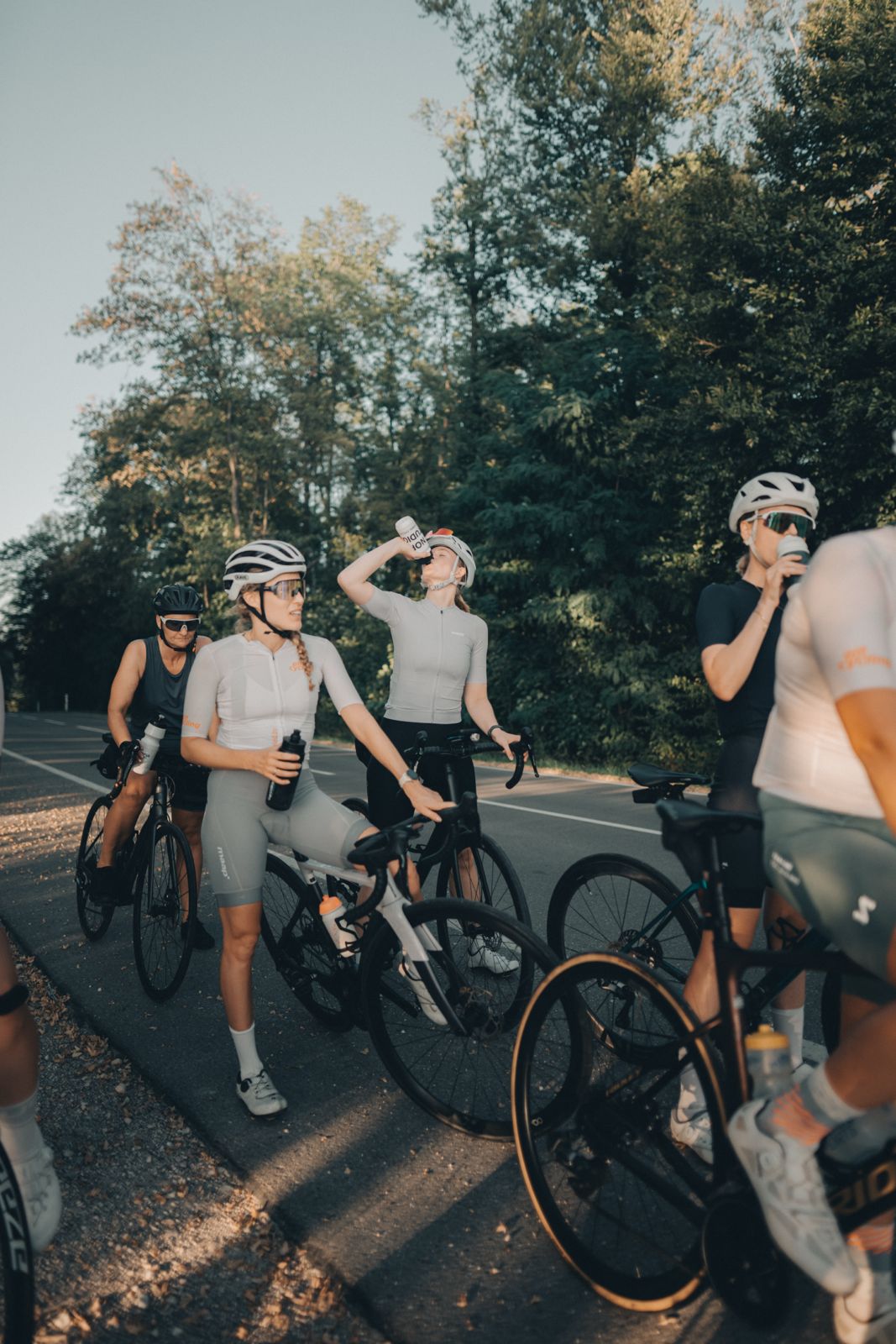 Rennradfahrerinnen bei einer Ausfahrt mit alf cycling