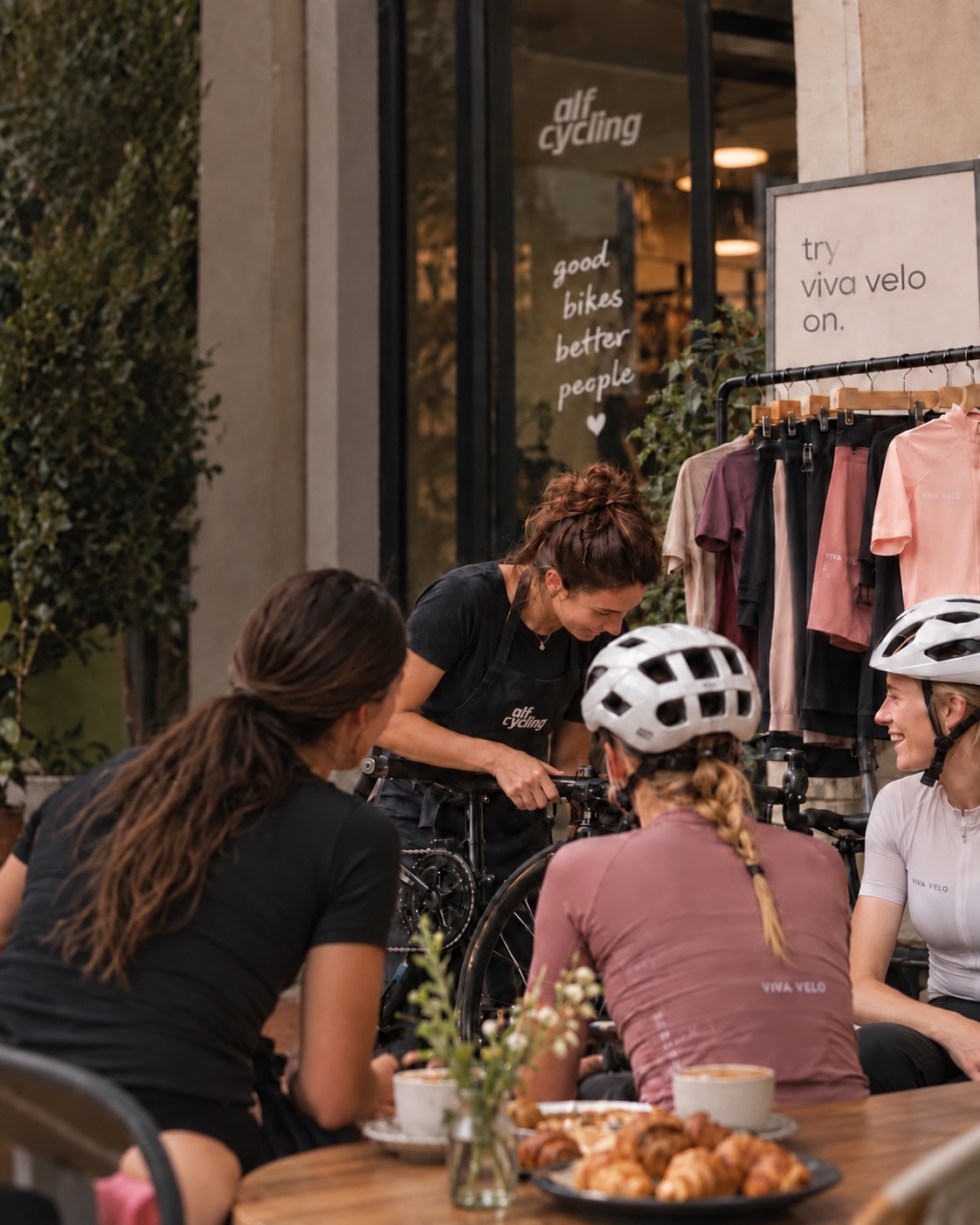 Frauen beim Brunch vor dem alf cycling Café mit Viva Velo Kollektion