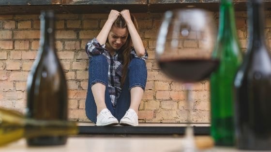 A graphic illustrating the key stages and symptoms of alcohol withdrawal.
