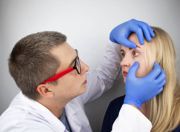 A medical illustration highlighting the various vision issues linked to opioid use, such as blurred vision and optic neuropathy.