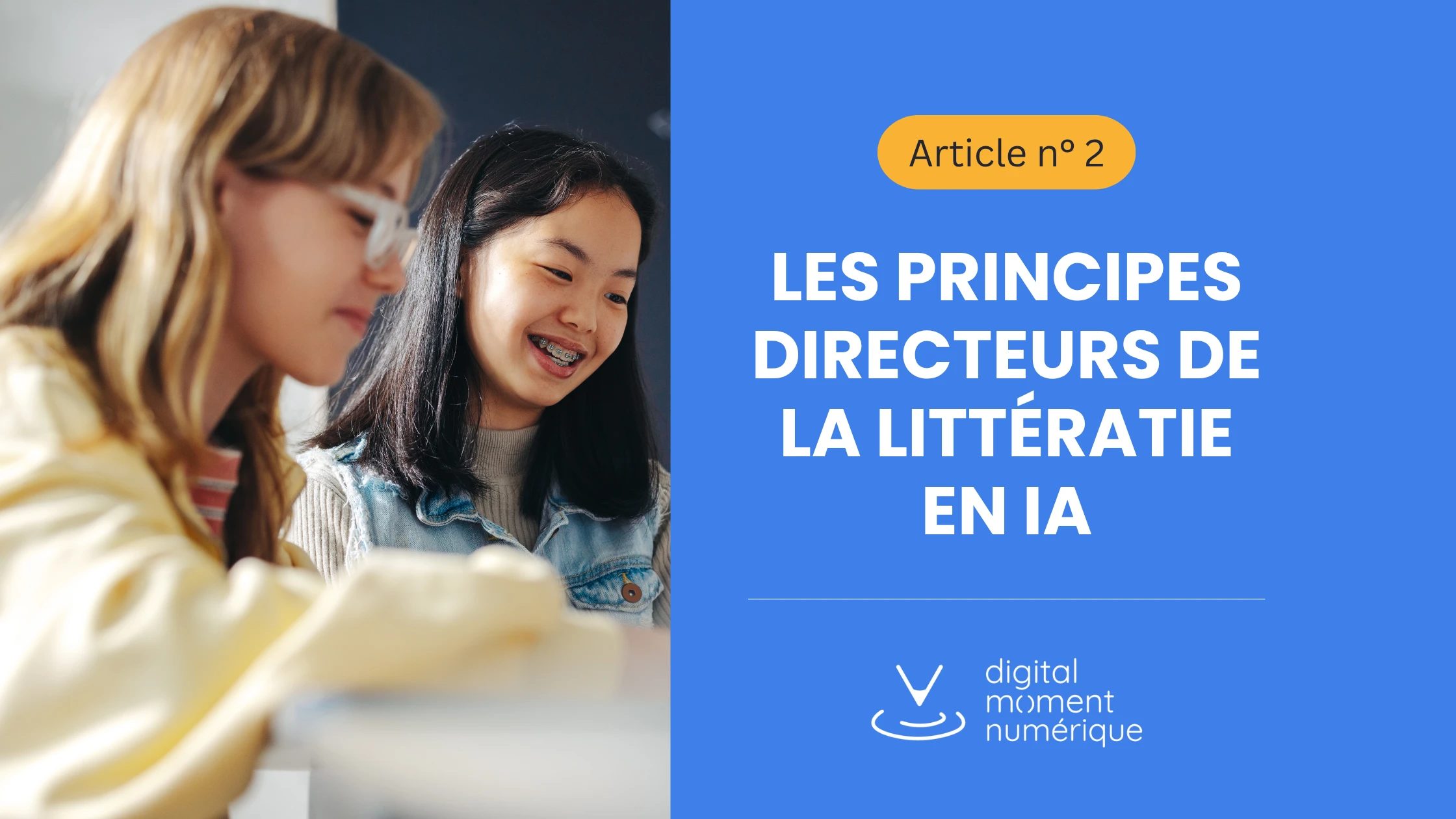 Deux élèves souriantes travaillant ensemble à un bureau, à côté du titre « Les principes directeurs de la littératie en IA », article nº 2, avec le logo de Moment numérique.