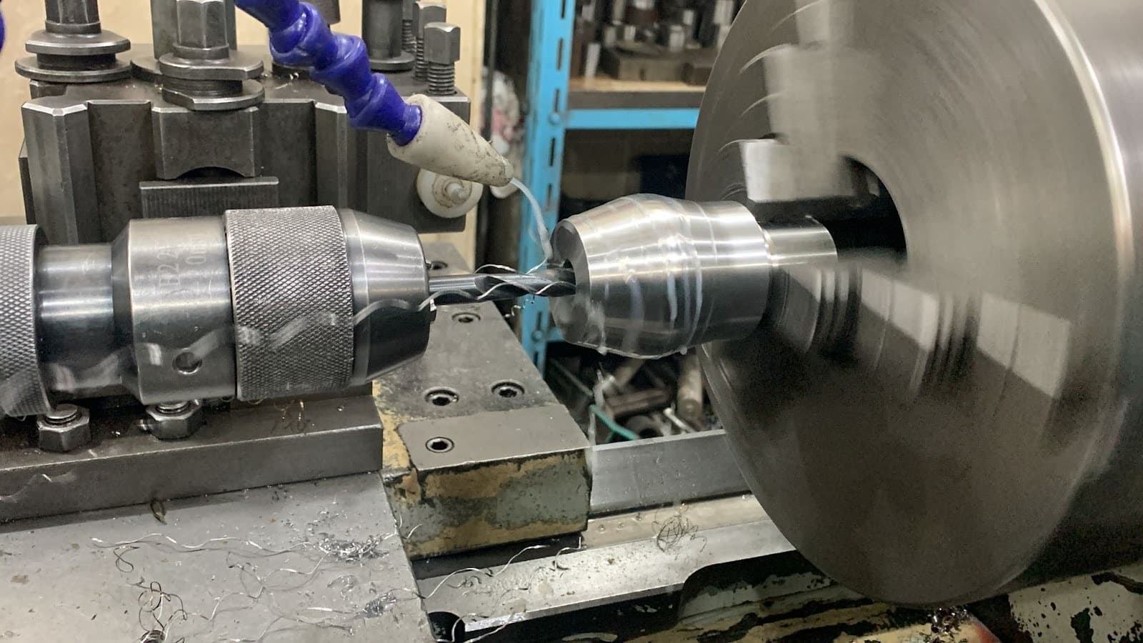 الخراطة التقليدية على مخرطة.