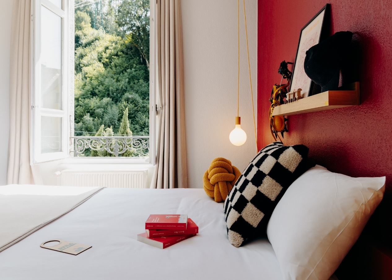 A relaxing stay in a double room at the Hotel PlanB, with ideal facilities for a successful stay.