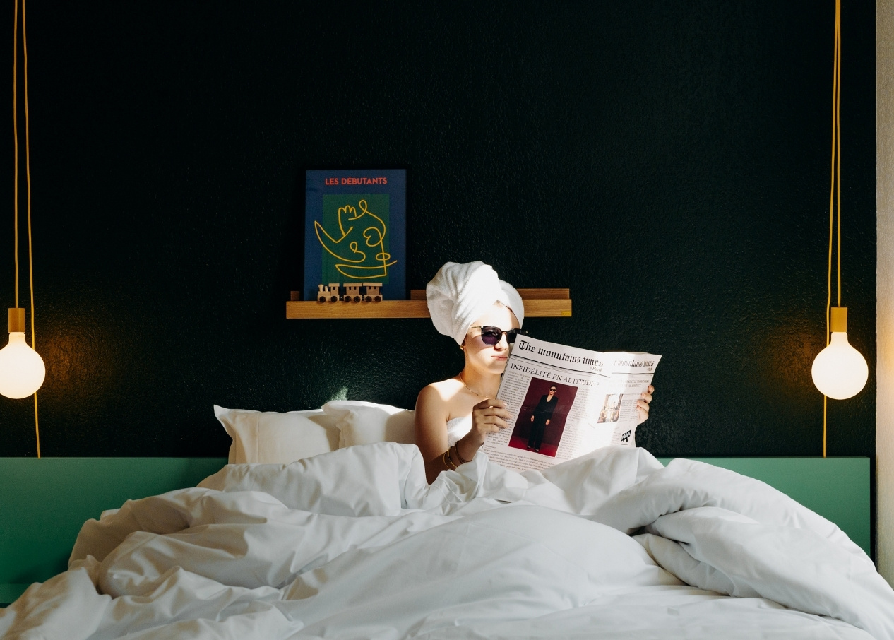 Resting under the comforter in a comfortable room at the PlanB Saint-Gervais hotel, after a day of discovery.