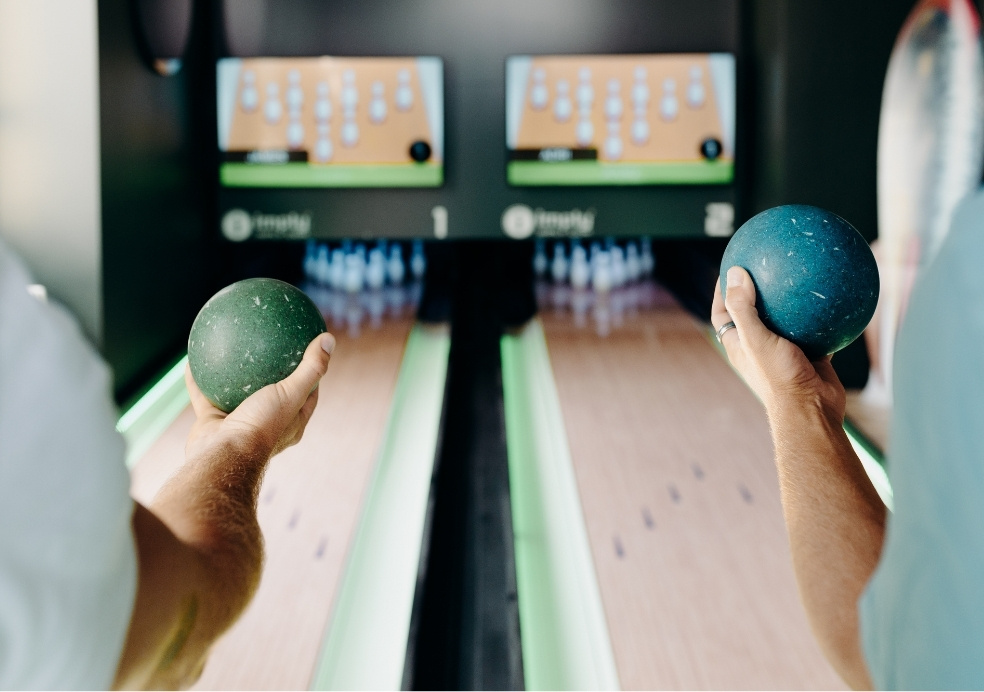 Activité de bowling à l’hôtel PLANB à Saint-Gervais, idéale pour un séminaire à la montagne