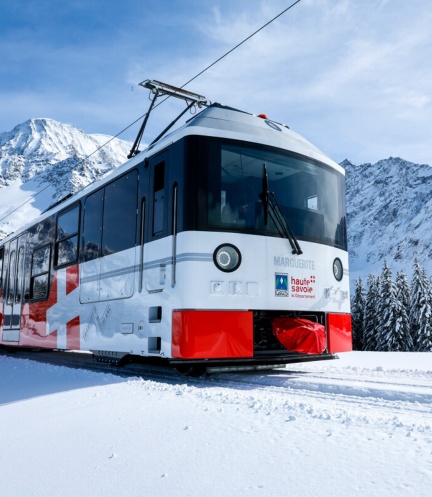 Tramway du Mont-Blanc en Montagne à Saint-Gervais, offrant un accès facile aux pistes de ski et aux activités alpines pour un séjour inoubliable