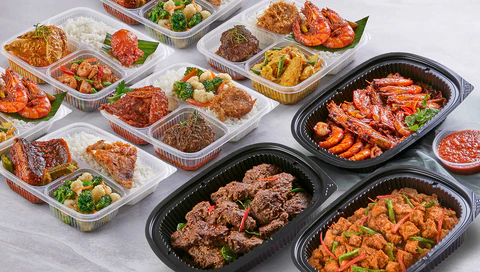 Etalase Hajah Maimunah penuh lauk nasi padang berwarna-warni