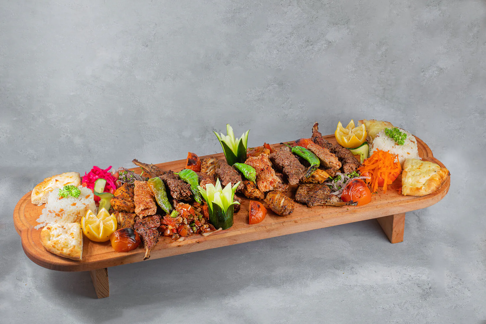 Hidangan Turkish mixed grill — lamb chop, kofta, dan roti