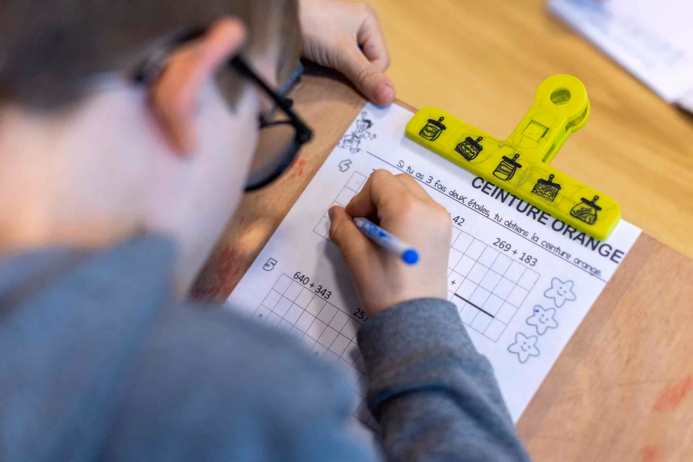 Élève en activité pédagogique à l'école alternative Le Lieu Utile à Bouguenais