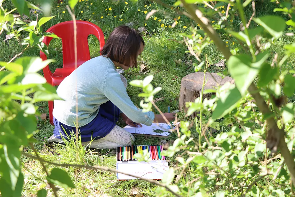 Enfant en activité pédagogique extérieure - École alternative Le Lieu Utile près de Nantes