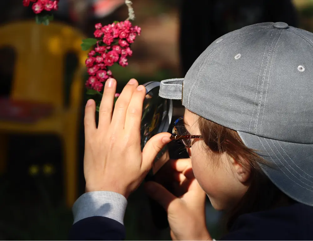 Enfants en activité d'observation de la nature et pédagogie Decroly à l'école Le Lieu Utile