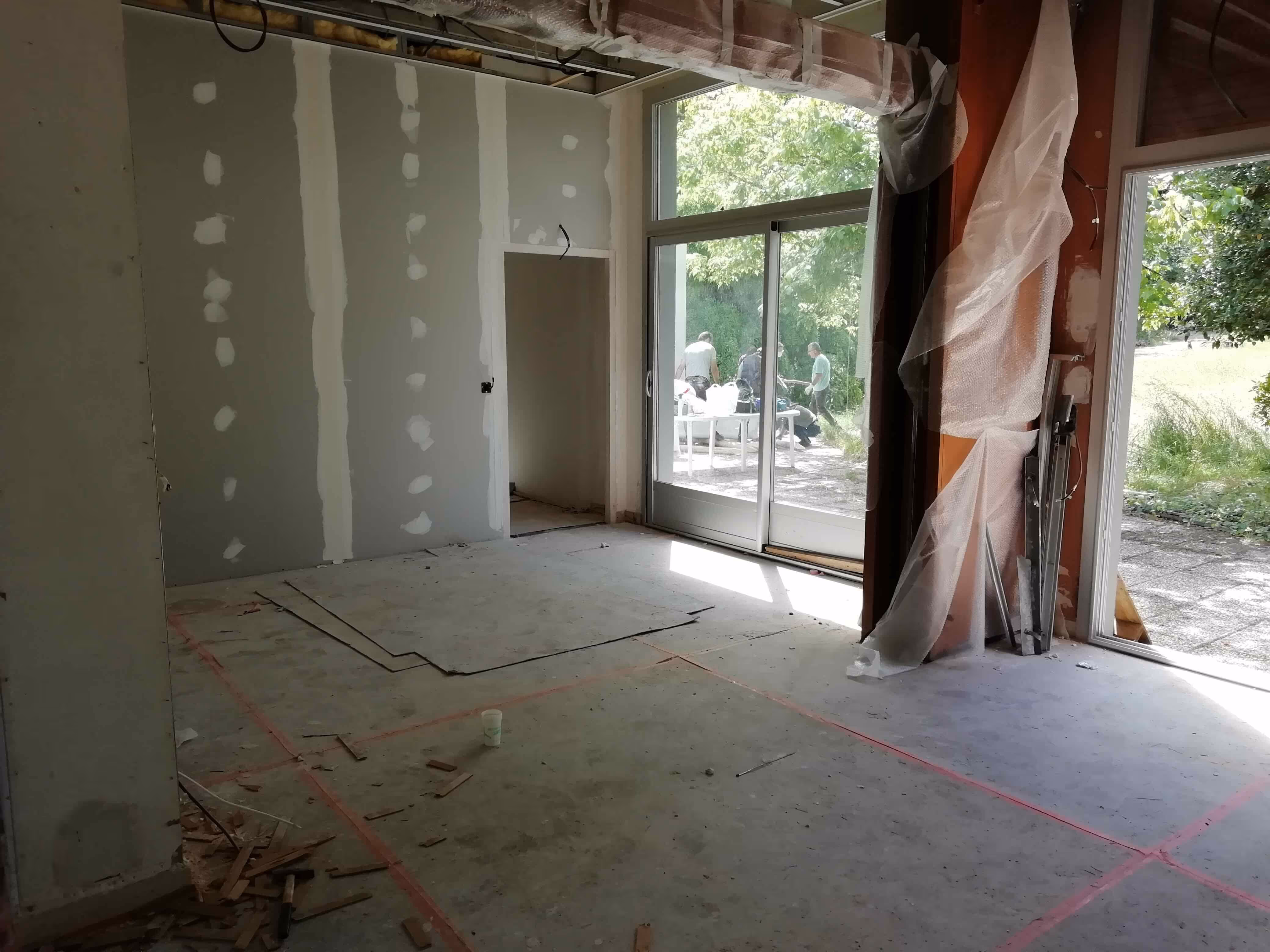 Vue intérieure des travaux dans l'école du Lieu Utile à Bouguenais