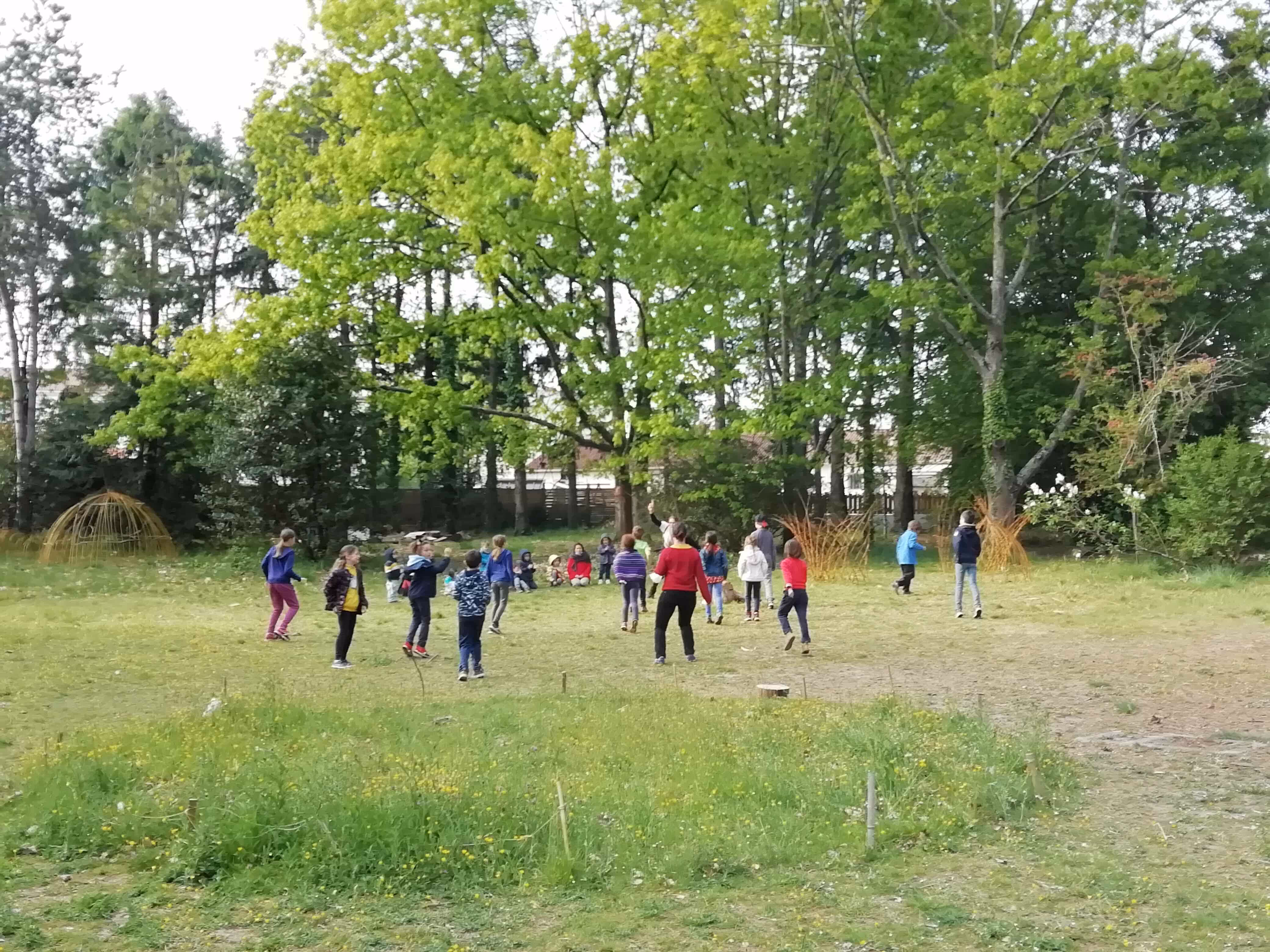 Vue extérieur de la cour arborée de l'école du Lieu Utile à Bouguenais