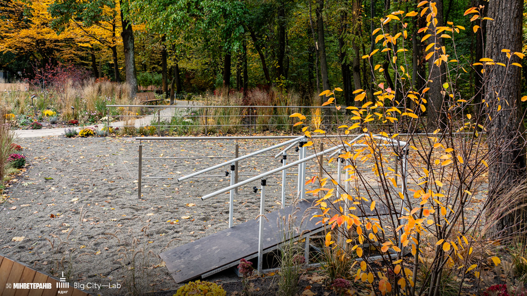 Зона відпочинку з декоративним вогнищем та лавками в терапевтичному саду ВДНГ Київ