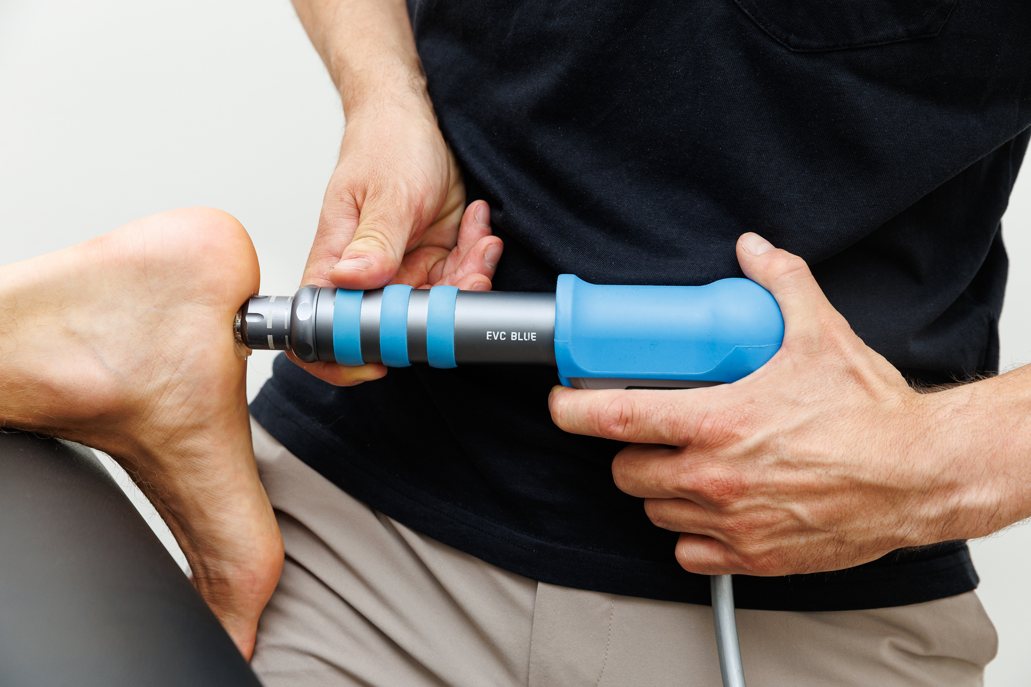 Un professionnel de santé applique un traitement par ondes de choc (appareil EVC BLUE) sur le talon d’un patient, dans le cadre d’une séance de kinésithérapie.Un professionnel de santé applique un traitement par ondes de choc (appareil EVC BLUE) sur le talon d’un patient, dans le cadre d’une séance de kinésithérapie.