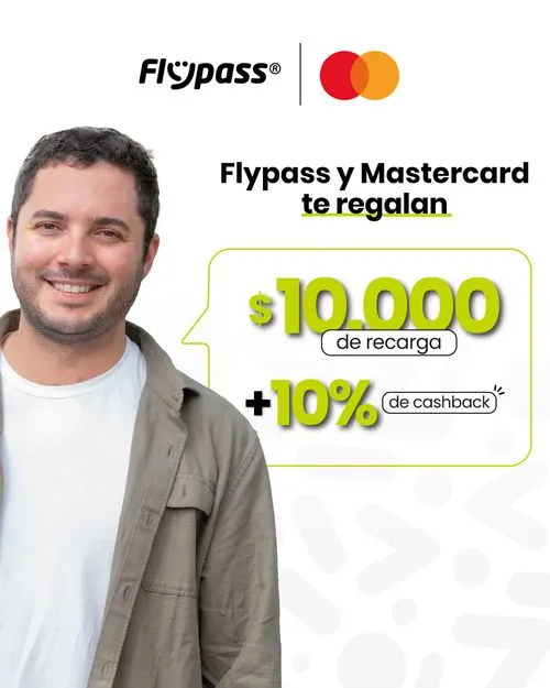 Hombre sonriente con camisa blanca y chaqueta marrón junto al texto que dice Flypass y Mastercard te regalan $10.000 de recarga más 10% de cashback.