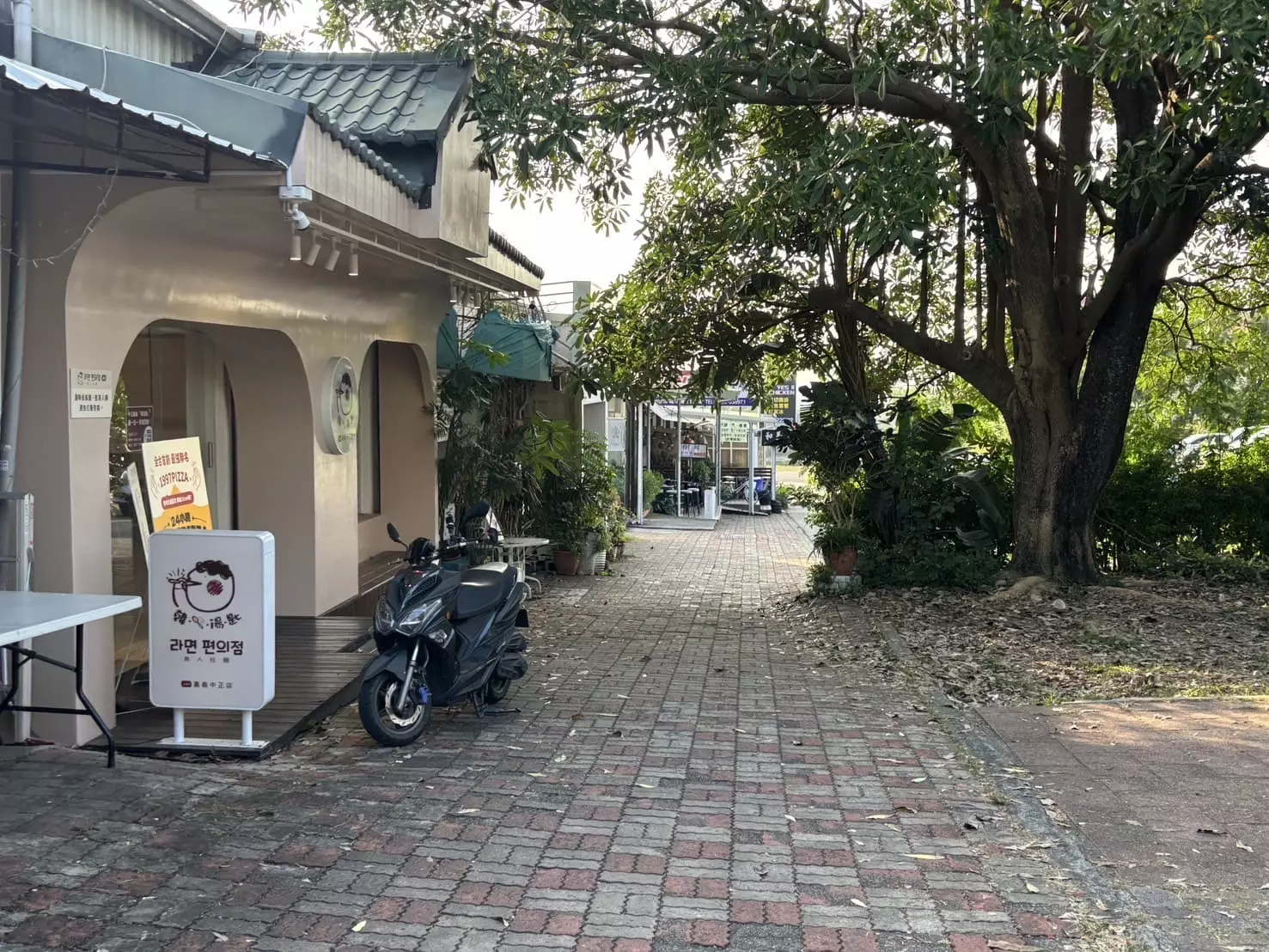 Yes厚切雞排街景照｜小巷直走