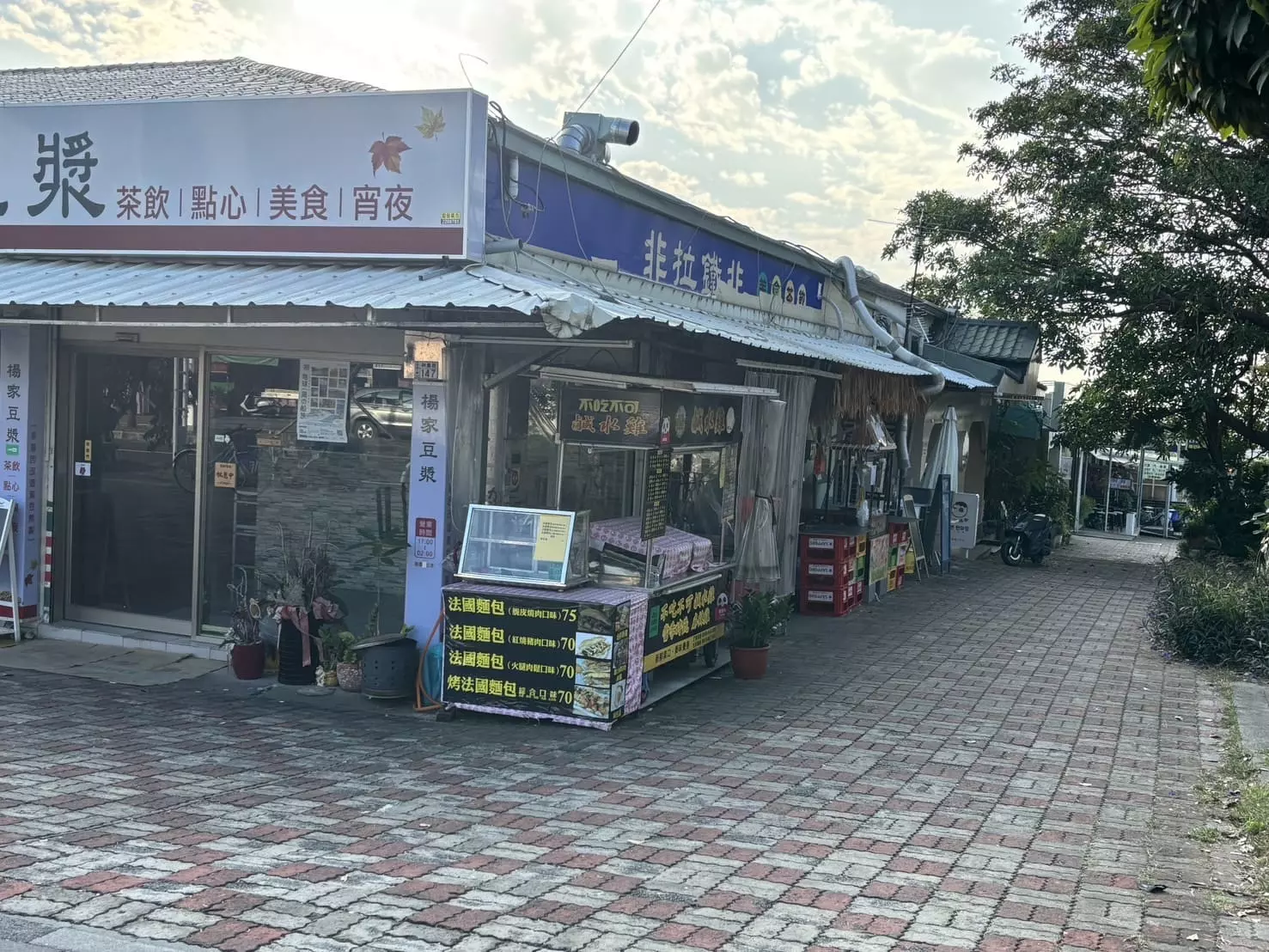 Yes厚切雞排街景照｜楊家豆漿旁小巷