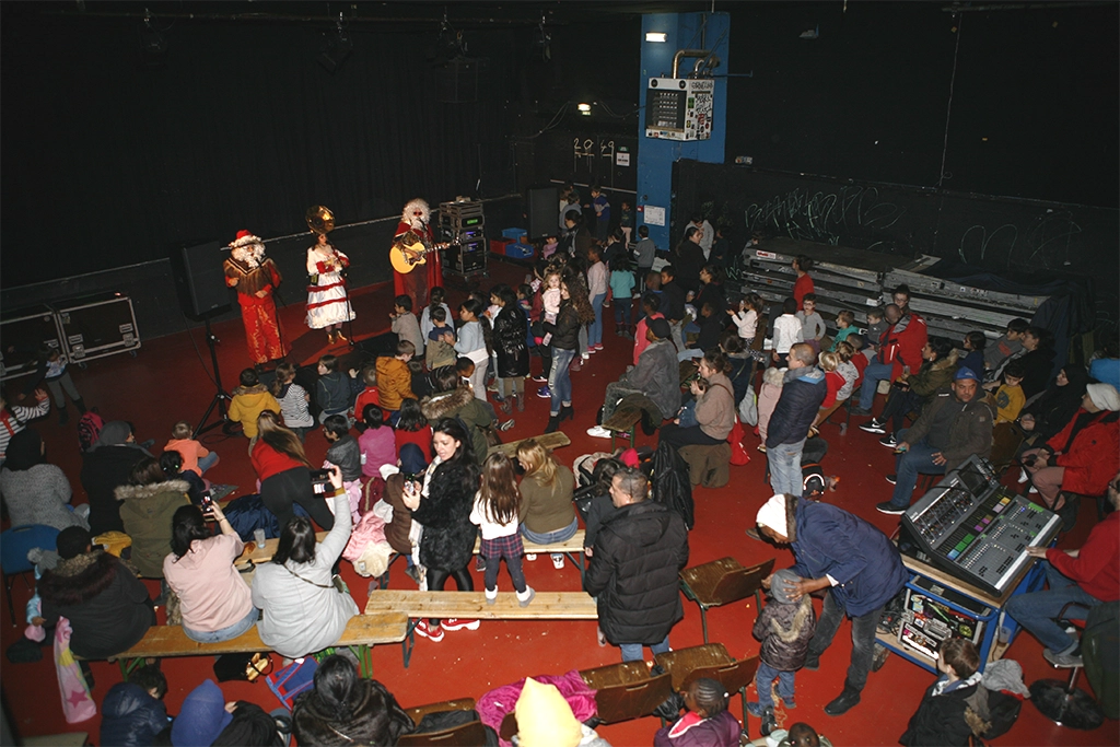 La Mère Noel et Ses Pères Janvier avec du public dans la salle du Molodoï, à Strasbourg