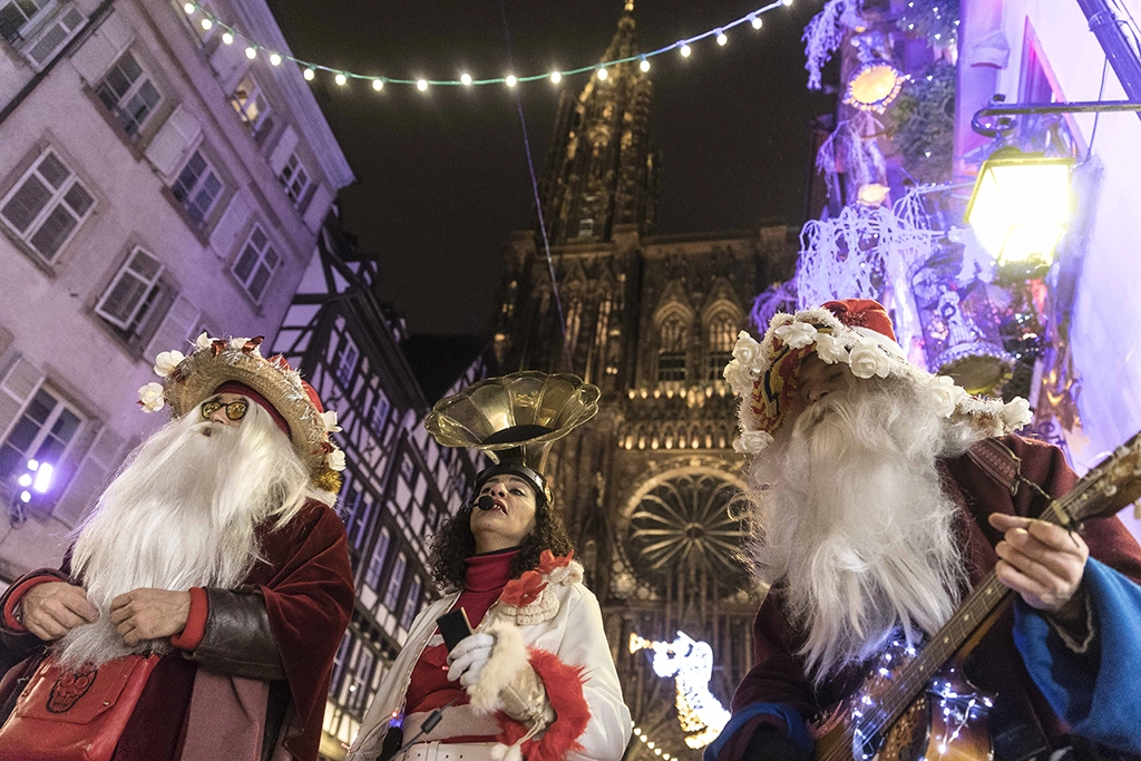 La Mère Noël et ses Pères Janvier devant la place de la Cathédrale, lors du marché de Noël de Strasbourg