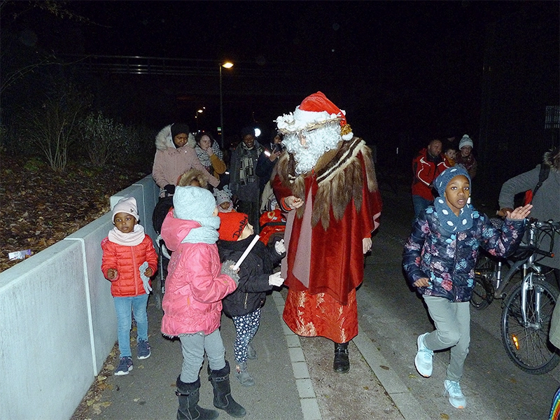 Le Père Janvier déambulant avec les enfants du quartier gare de Strasbourg