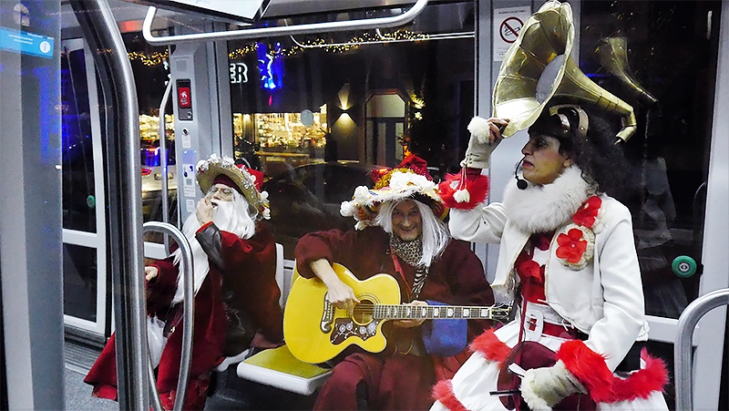 La Mère Noël et ses Pères Janvier dans le tram à Kehl