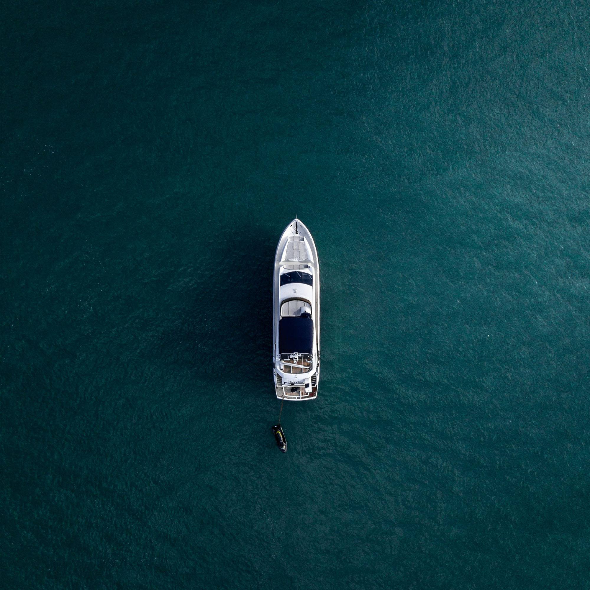 Aerial view of a luxury yacht in clear Mediterranean waters, symbolising Cyprus’ tax-efficient lifestyle and strategic appeal for high-net-worth entrepreneurs and offshore company setups.