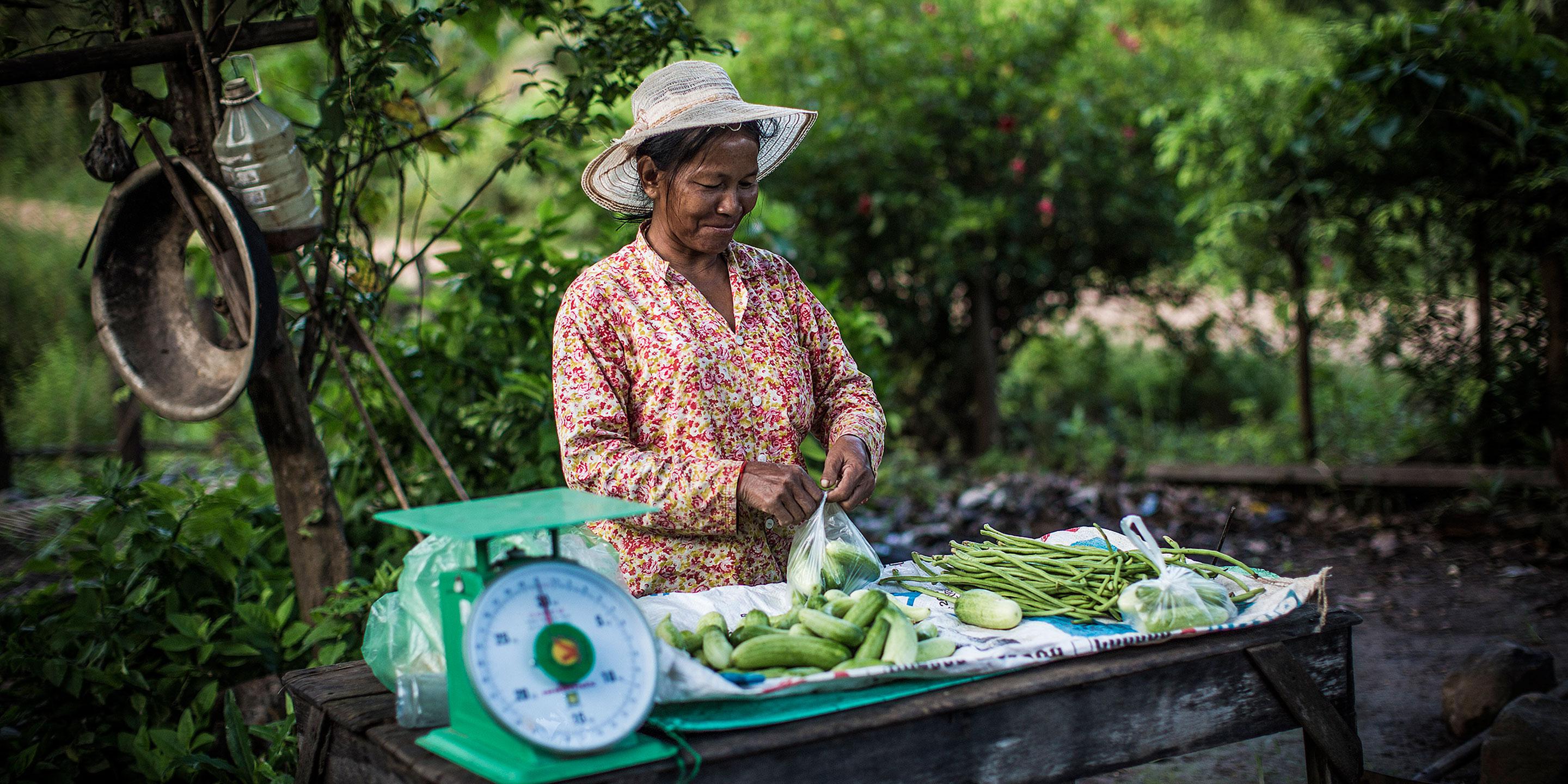 En kvinna som säljer grönsaker