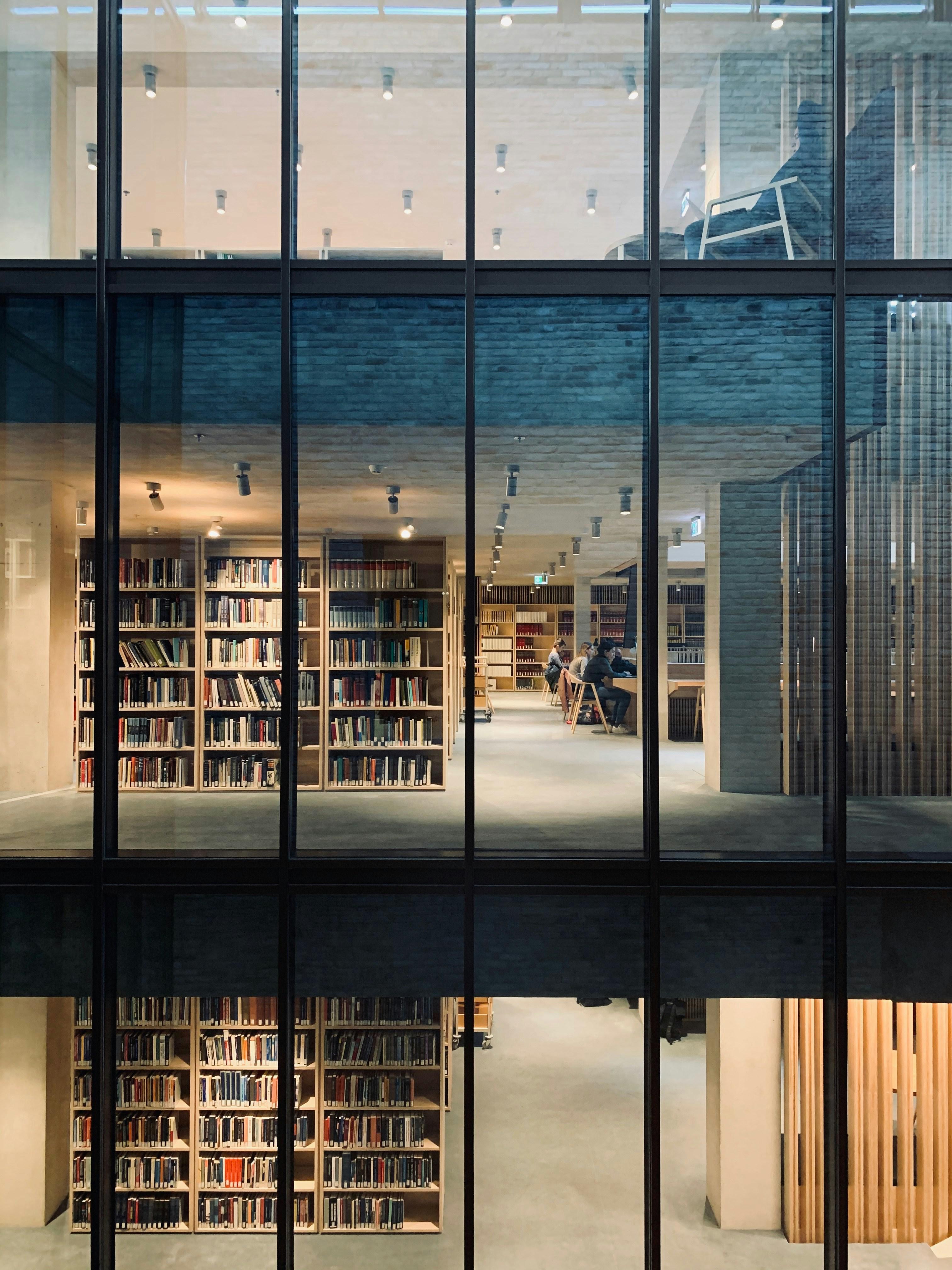 Foto på ett bibliotek