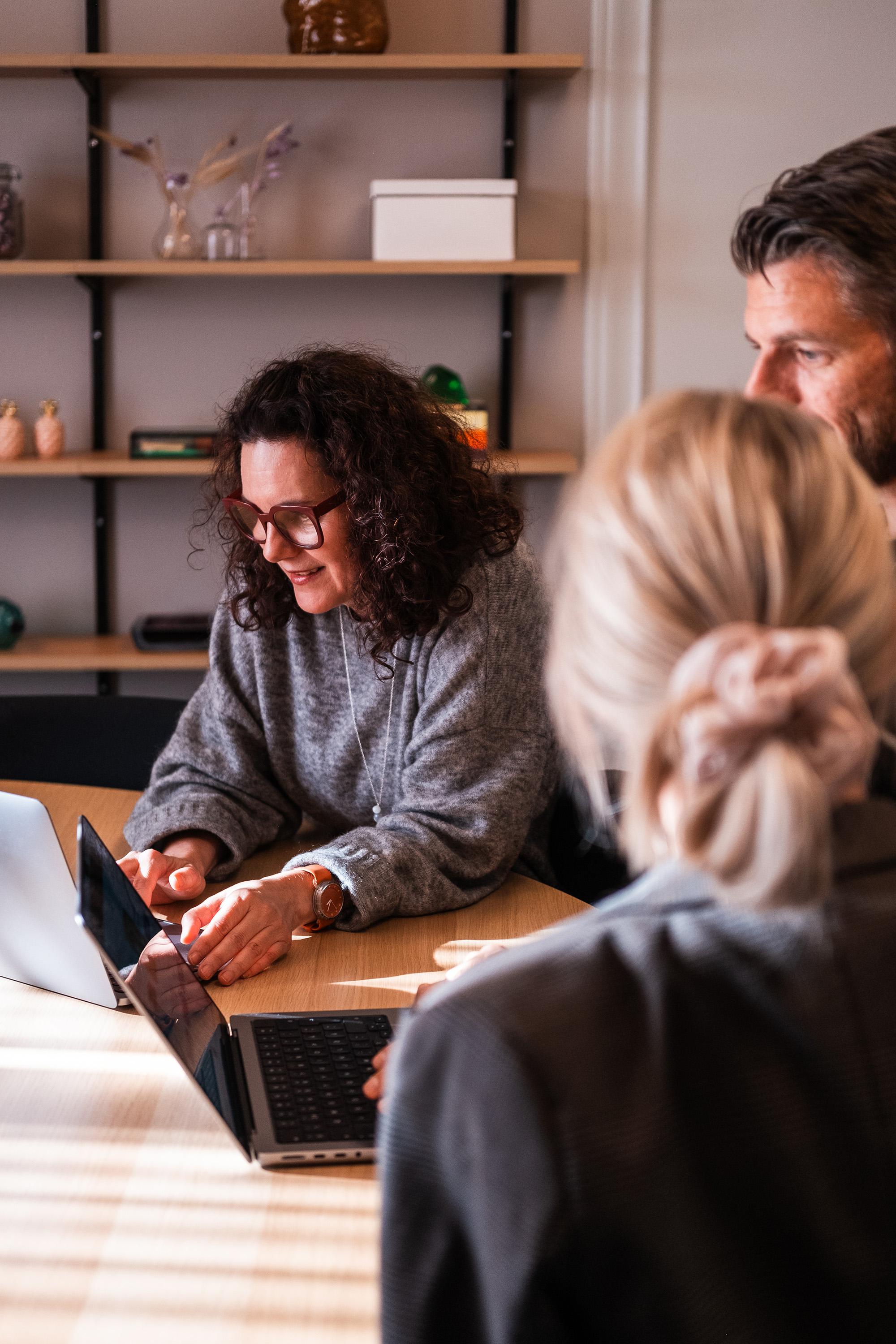 Ett team som arbetar med sina datorer
